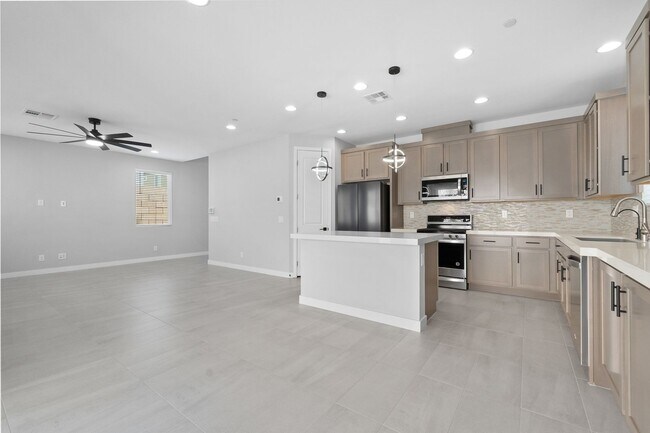 Foto del edificio - Stunning 3 Bedroom Home with SOLAR in Skye...