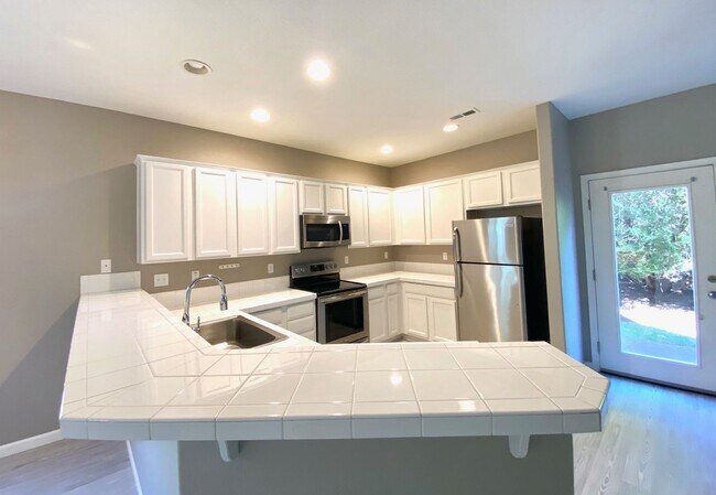 Building Photo - Neat and Tidy 3 BR, 2.5 BA Home Located Near Progress Ridge Townsquare - Coming soon!