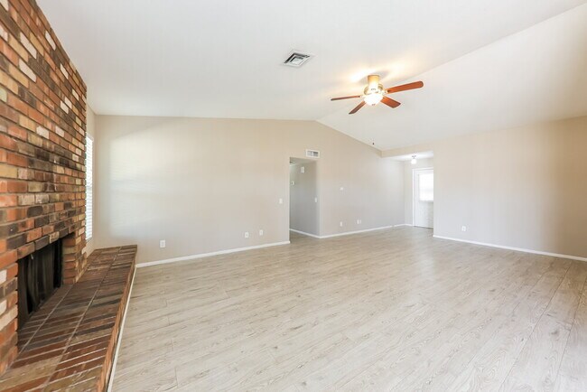 Building Photo - 10154 W Highland Ave