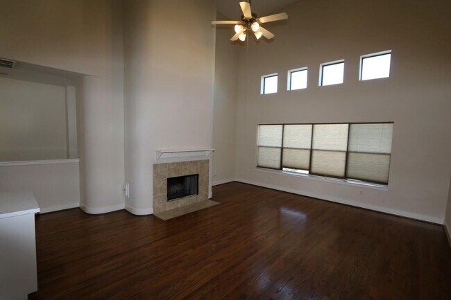 Foto del edificio - 1046 W 25th St