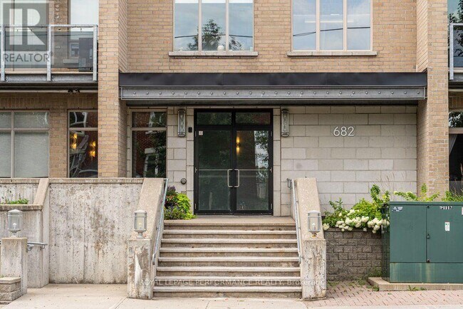 Photo du bâtiment - 682 Churchill Ave N