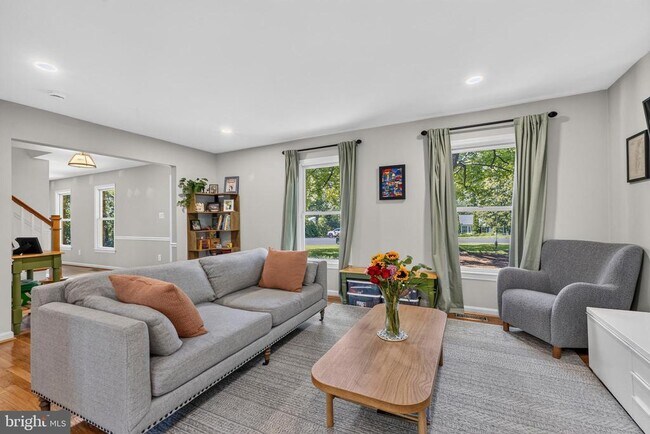 Foto del edificio - 723 Forest Ridge Dr