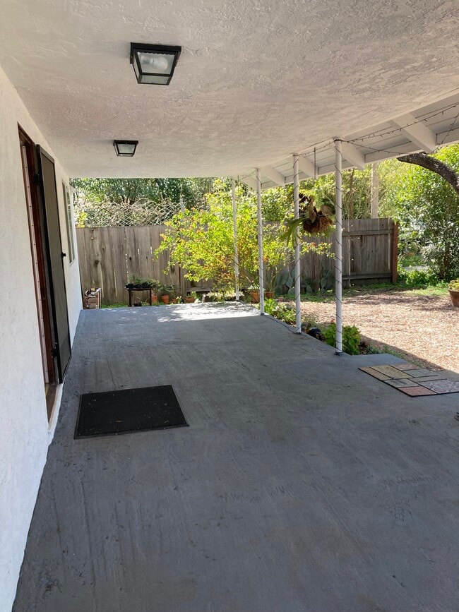 Building Photo - 484 Goodman Ave