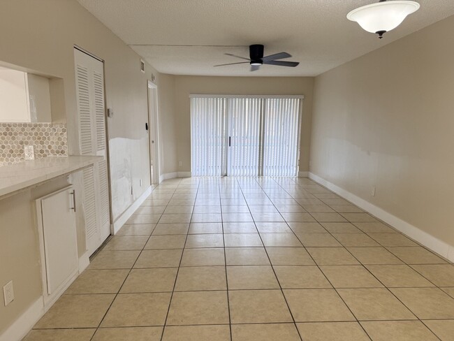 Building Photo - 998 Coral Club Dr