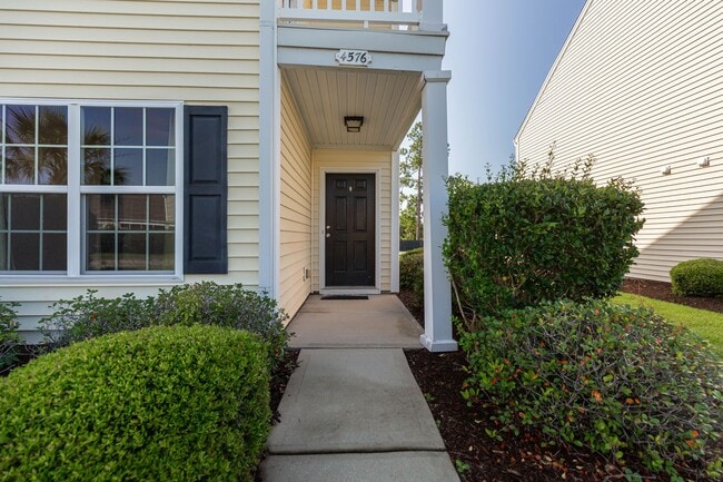 Foto del edificio - What a Deal! End-Unit Townhome in Beautifu...