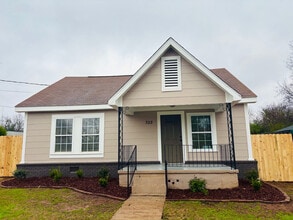 Building Photo - 703 31st Ave E