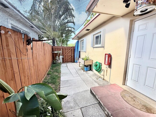Building Photo - 825 S 20th Ave