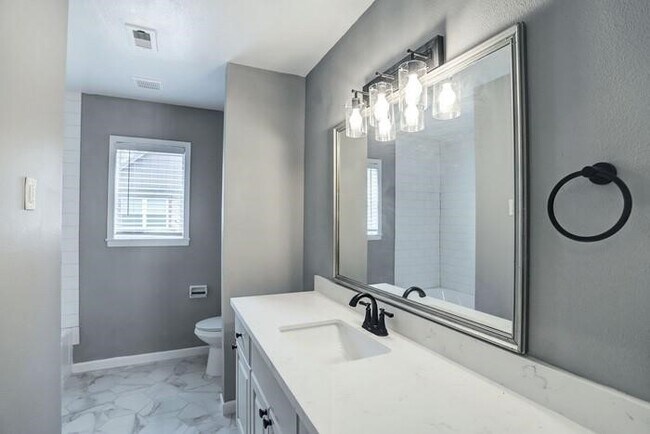 Foto del edificio - 217 Loon River Dr