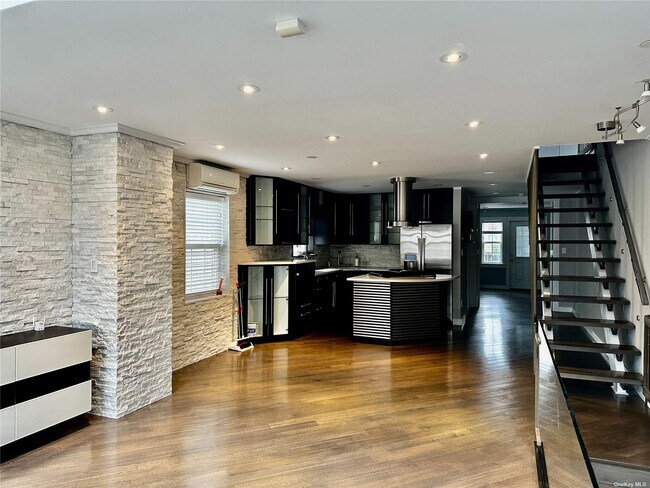 Foto del edificio - 64-34 Perry Ave