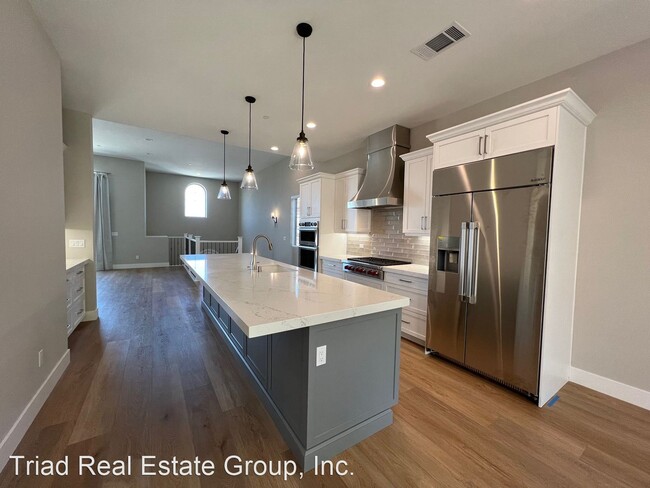 Building Photo - 4 br, 3.5 bath House - 4080 Hillside Drive