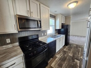 Building Photo - 220 Maple
