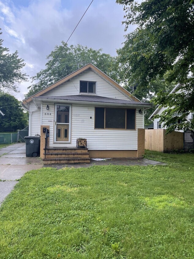 Primary Photo - 684 Evans Ave