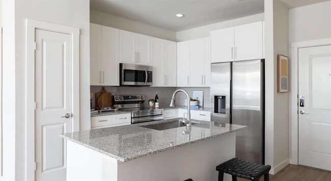 Building Photo - 8877 Lakes at 610 Dr