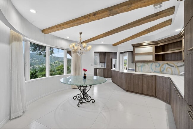 Foto del edificio - 935 Linda Flora Dr