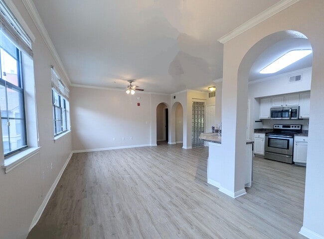 Building Photo - Spacious Updated 1x1  806 square feet! Top...
