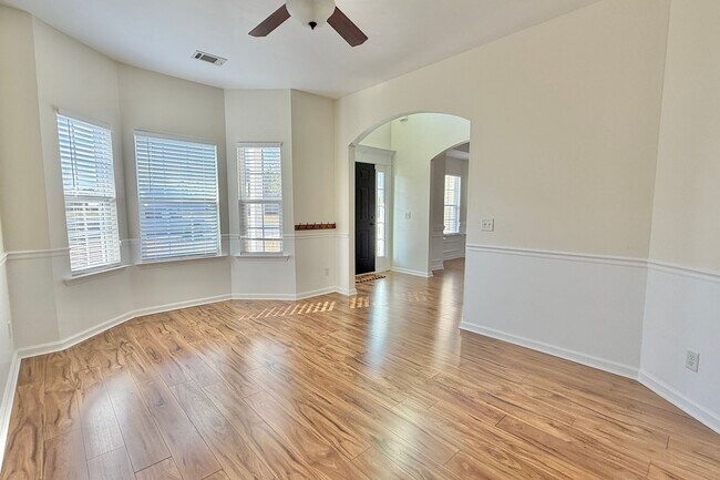 Building Photo - $500 RENT CREDIT | AVAILABLE NOW! (Small Pets Only)
