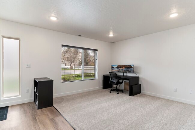 Building Photo - 433 W 620 N