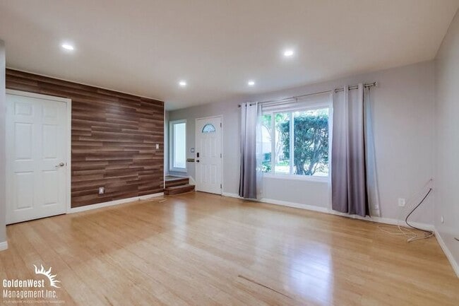 Building Photo - Cozy 2Bdm 1.5Ba Townhome with Modern Upgra...