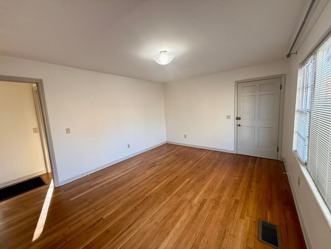 Foto del edificio - Charming 2-Bedroom Apartment in Decatur, A...