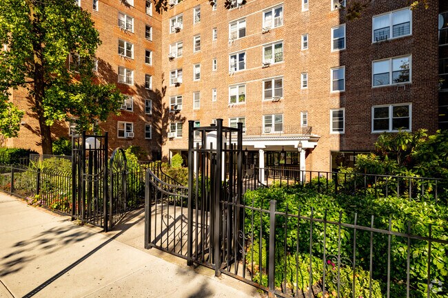 Building Photo - 63-61 Yellowstone Blvd
