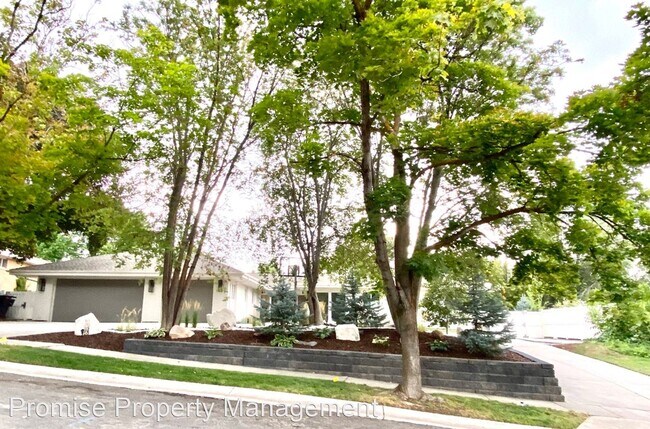 Building Photo - 4 br, 3.5 bath House - 2216 E. Lauri Kay Dr.
