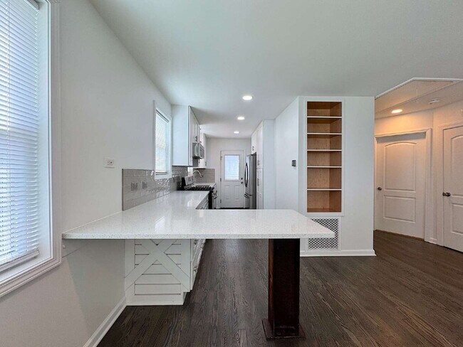 Foto del edificio - Stylish Updated Home Just Minutes from Downtown Raleigh!
