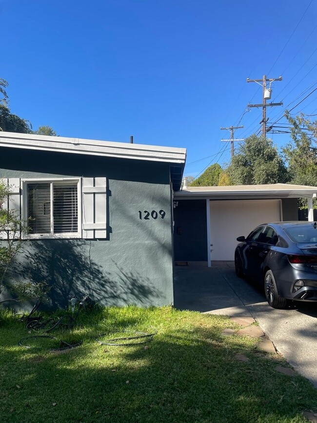 Building Photo - Charming Pet Friendly 3-Bedroom in Quiet Cul-de-sac-$750 OFF FIRST MONTH'S RENT!!!