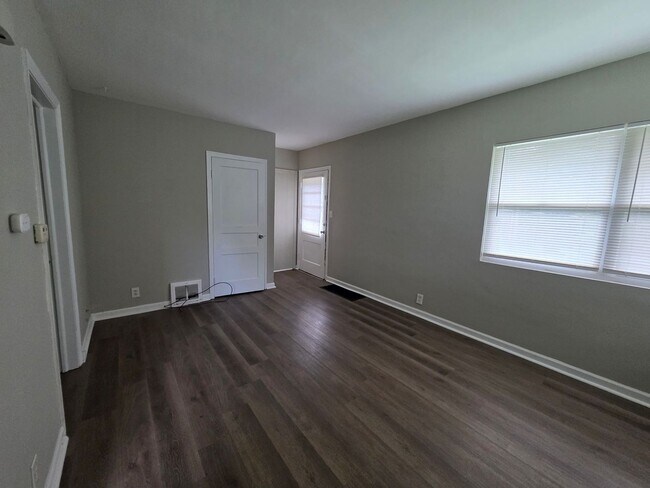 Foto del edificio - Spacious 1-Bedroom Duplex with Plenty of Kitchen Storage