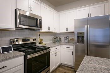 Building Photo - 5900 Woodstock Dr