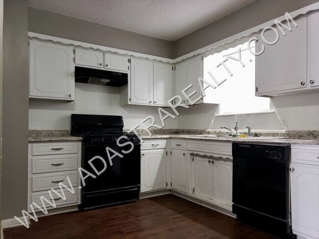 Building Photo - Very Nice 3 Bedroom/1 Bath Duplex in Olath...