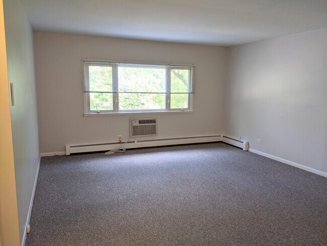 Building Photo - 722 Custer Ave