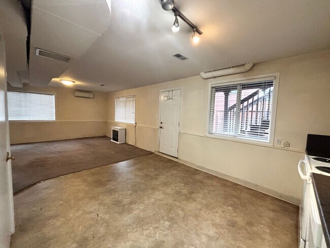 Building Photo - 1 Bed 1 Bath in Prime NW District!