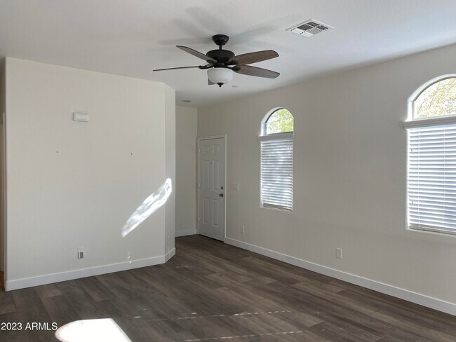 Building Photo - 2725 E Mine Creek Rd