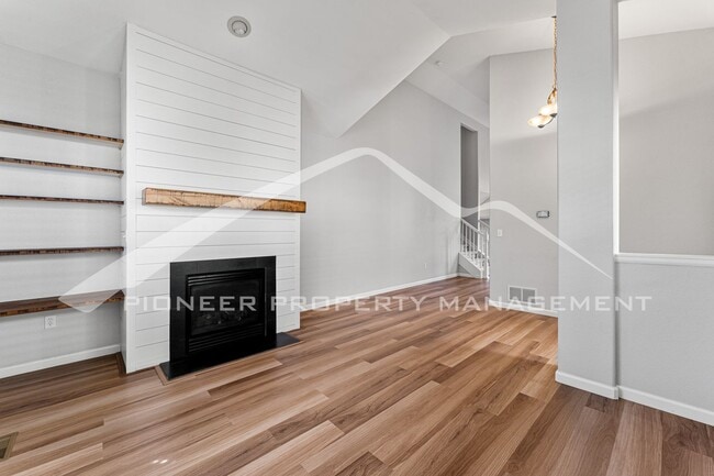Building Photo - Spacious Home with Washer/Dryer and 2 Car ...