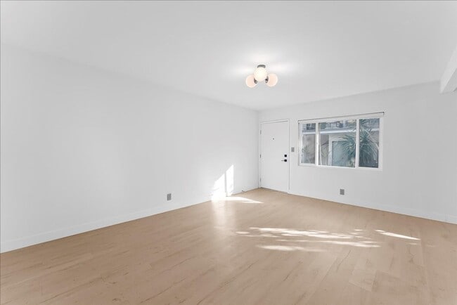 Building Photo - 1347 N Las Palmas Ave