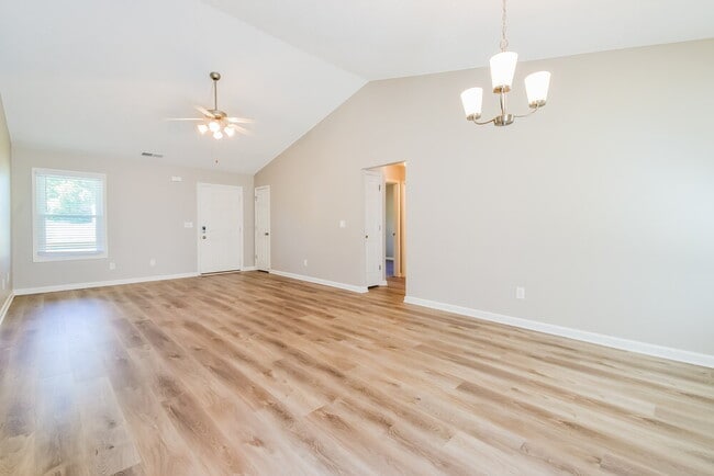 Building Photo - 761 Woodwind Dr