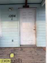 Building Photo - 1204 S 7th St