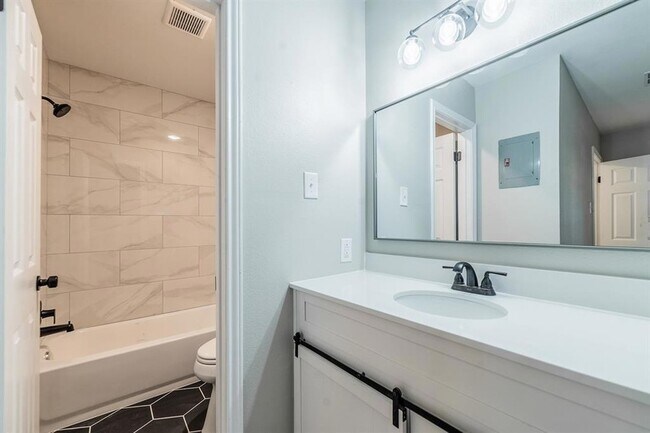 Building Photo - 915 Sirocco Dr