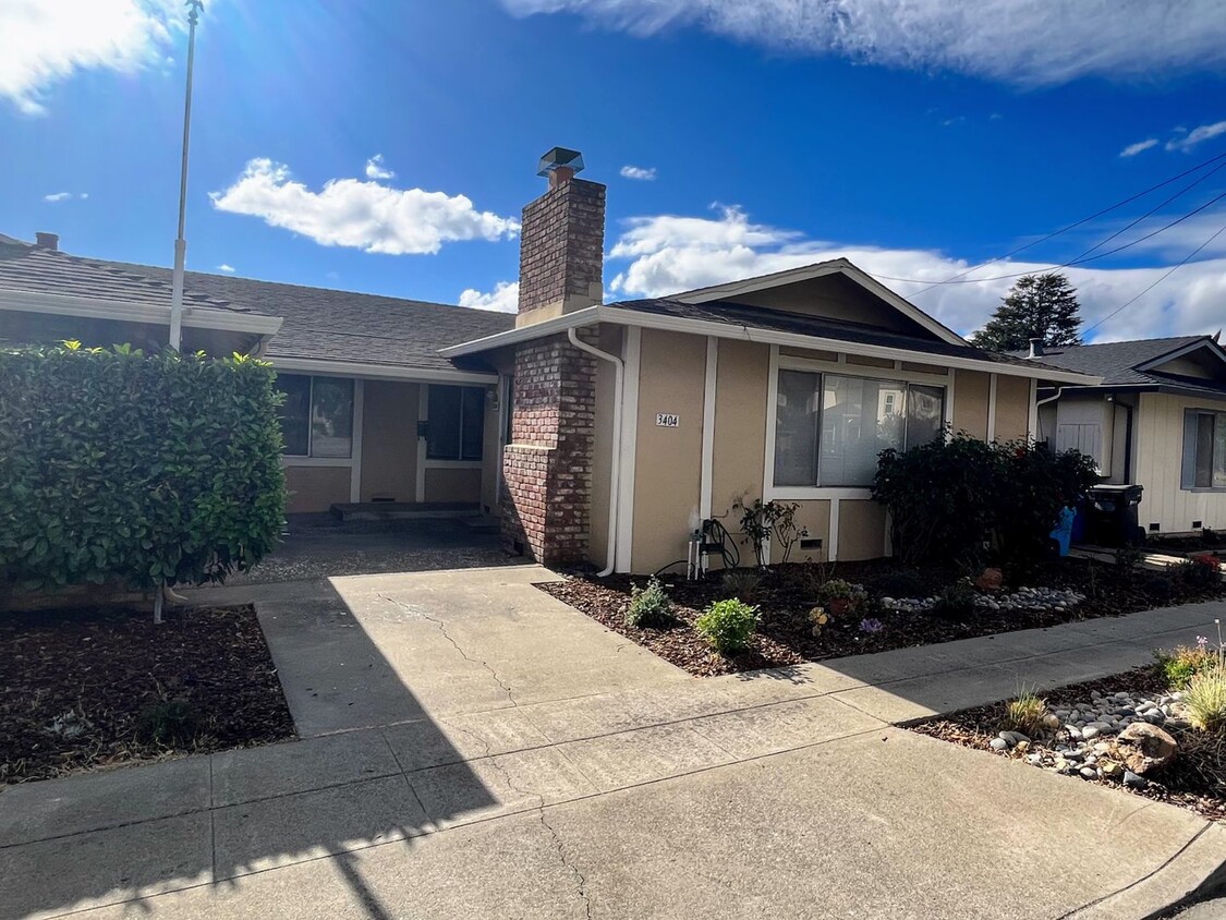 Primary Photo - 3 BD/2 BA Duplex in Santa Clara - Newly Re...