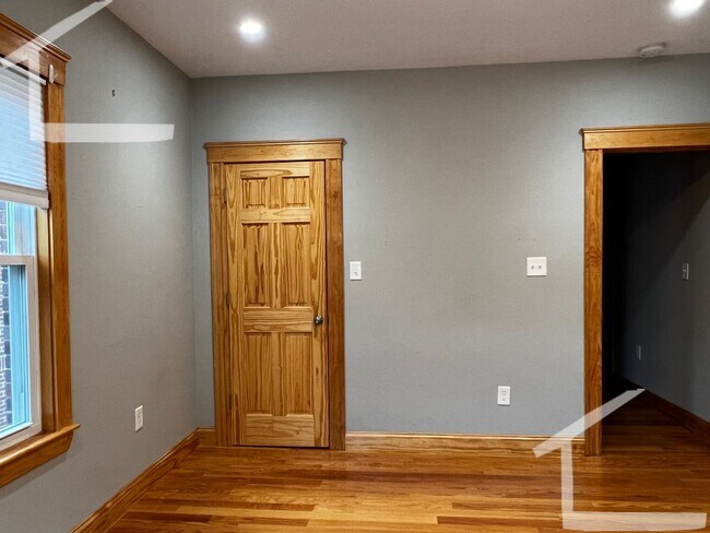 Building Photo - Central heat/AC, In-Unit Washer and Dryer,...