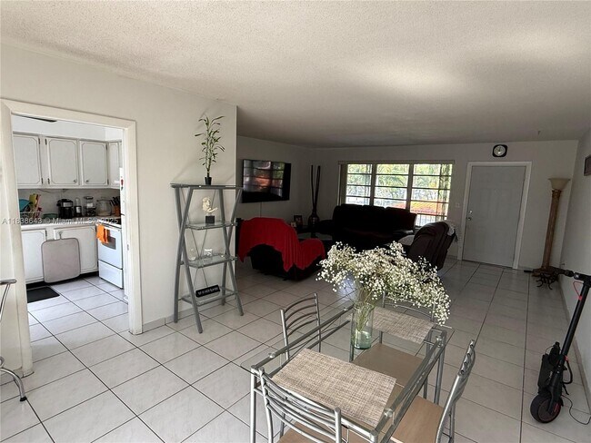 Foto del edificio - 705 NE 92nd St