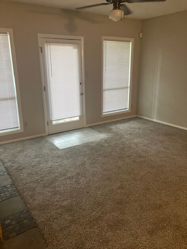 Building Photo - 2 BEDROOM 2 BATH CONDO (Shameika)