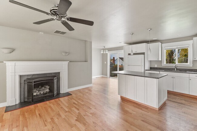 Foto del edificio - 3 Bed 1 Bath - Craftsman - Fenced Backyard...