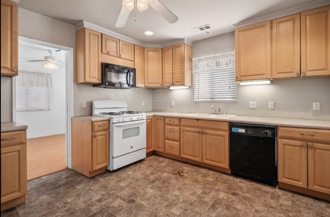 Building Photo - 1553 Bessie Ave