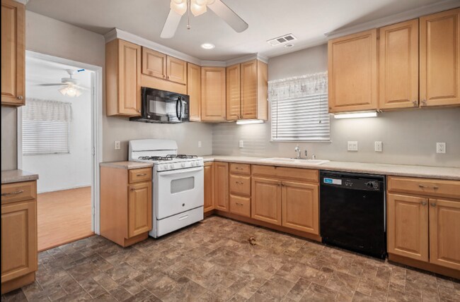 Foto del edificio - 1553 Bessie Ave