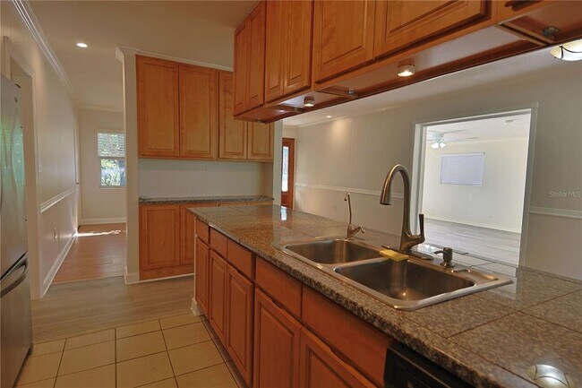 Building Photo - 404 Barclay Dr