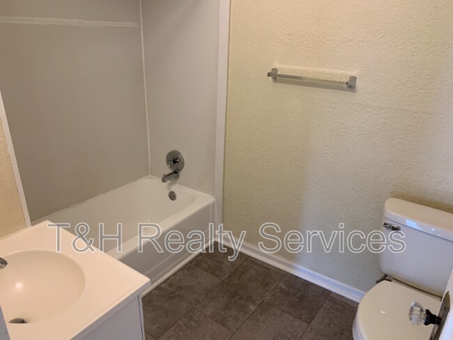 Foto del edificio - 3504 E Fall Creek Pkwy N Dr