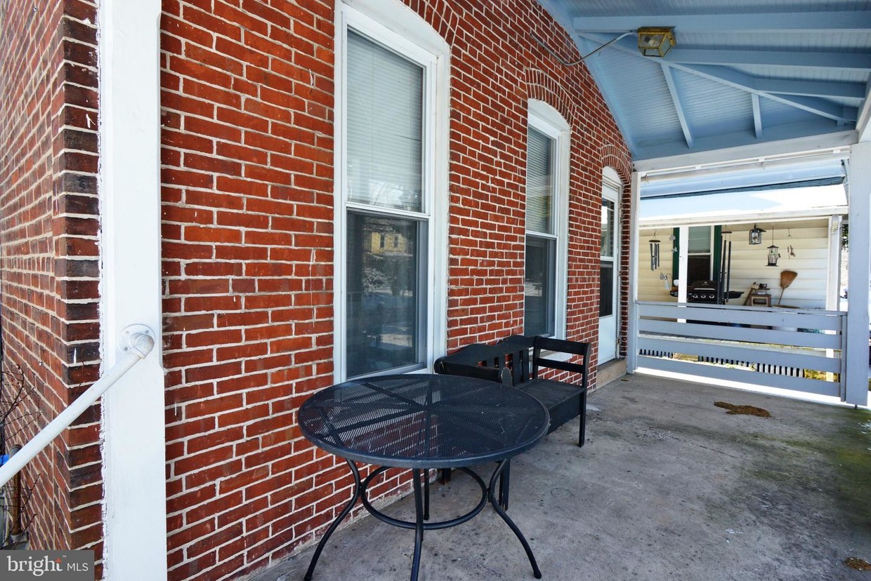 Primary Photo - 1245 Main St