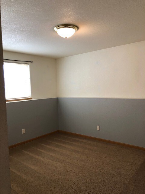 Building Photo - r527F