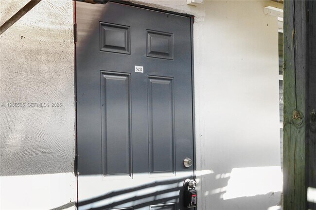 Foto del edificio - 5831 Taylor St